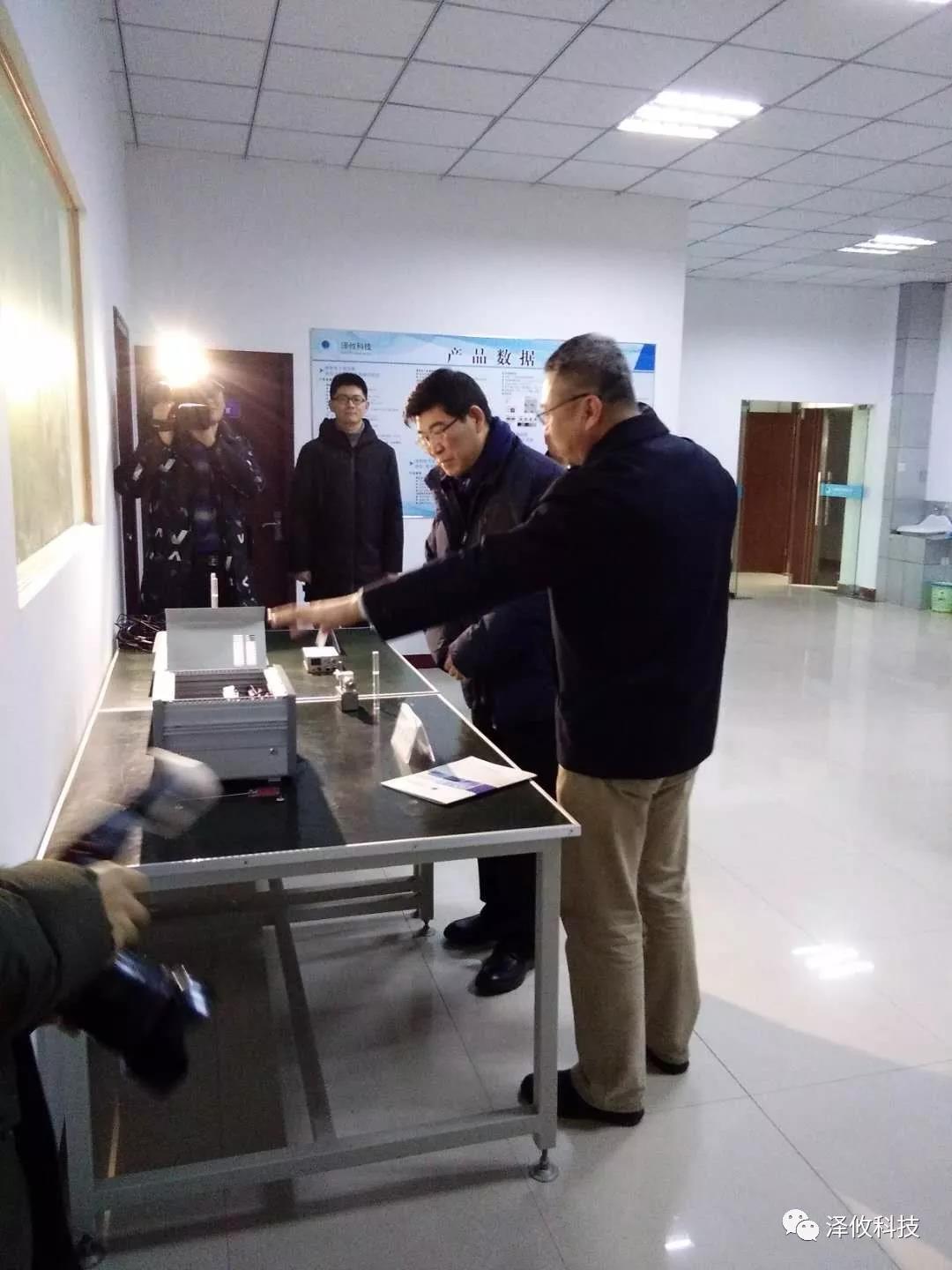 銅陵市市委書(shū)記李猛蒞臨澤攸科技慰問(wèn)指導(dǎo)(圖2) 銅陵市市委書(shū)記李猛蒞臨澤攸科技慰問(wèn)指導(dǎo)(圖2)